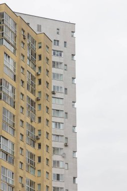 İkametgah semtindeki yüksek apartman daireleri, şehir yaşam tarzı ve emlak sigortası isteyen kiracılar ve ev sahipleri için seçenekleri vurguluyor.