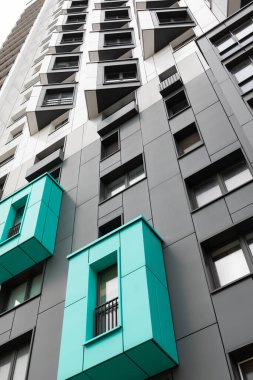 Yüksek katlı apartmanlar, benzersiz tasarım unsurları ve modern yaşam seçeneklerini vurguluyor..