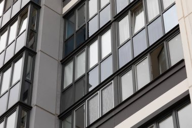 Konut kredileri ve ipotek seçeneklerinin vurgulandığı resimde, canlı bir mahalledeki lüks ve modern apartman binaları gösteriliyor..