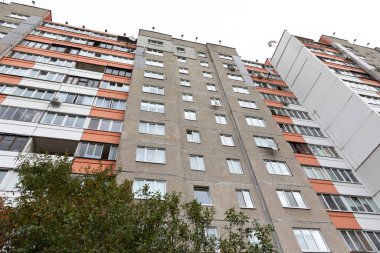 Bu şehir ortamında gökyüzüne hakim olan uzun konut binaları, çeşitli pencere ve balkonları gösteriyor, kiralama ve ipotek olanaklarını gösteriyor.