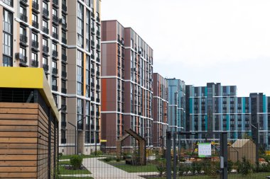 Konut alanında, iyi korunan yeşil alanlarla çevrili yüksek katlı apartmanlar kümesi yer alıyor ve aileler ve bireyler için canlı bir topluluk ortamı sağlıyor..