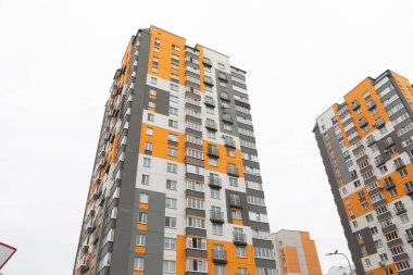 Kentsel bir yerleşim bölgesinde, kira ve ipotek seçenekleriyle modern yaşamın altını çizen iki çarpıcı yüksek katlı apartman duruyor..