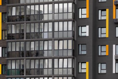 Çağdaş, yüksek katlı apartmanların bir koleksiyonunda, kentsel alanda çeşitli konut birimleri sergilenerek emlak piyasası içindeki kira ve ipotek seçeneklerinin altı çiziliyor..