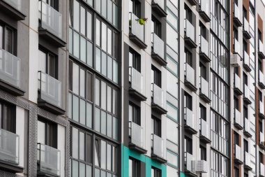 Bir dizi çağdaş yüksek katlı apartman dairesi, çeşitli konut ihtiyaçlarını karşılayan konut seçeneklerini sergiliyor, kiralama ve ipotek piyasalarını vurguluyor.