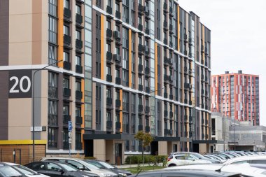 Kalabalık bir yerleşim bölgesinde çeşitli park yerleri olan modern yüksek katlı apartmanlar yer alıyor. Mimaride çağdaş tasarım ve renkli cepheler sergileniyor.