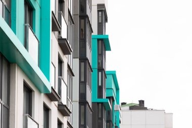 Canlı bir yerleşim alanındaki bir dizi çağdaş, yüksek katlı apartman binaları modern mimari ve kentsel yaşam, toplum yaşam ve konut seçeneklerini artırma.