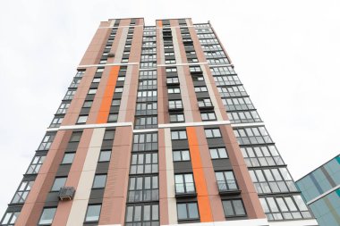 Manzara, potansiyel alıcılar için kiralama ve ipotek olanaklarını vurgulayarak, canlı bir konut alanındaki çağdaş yüksek binaları vurguluyor.