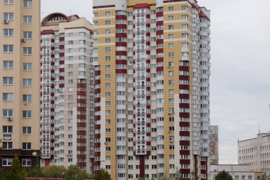 Bu şehir manzarası, çağdaş konut yaşamını ön plana çıkaran yüksek katlı apartmanlara sahiptir. Bölge kira ve ipotek de dahil olmak üzere çeşitli konut seçenekleri sunuyor.