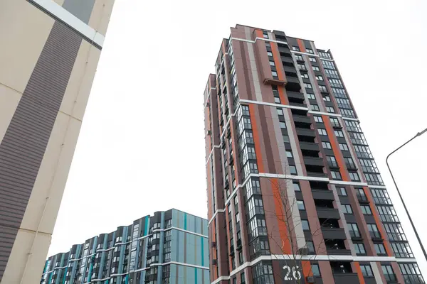 Yüksek katlı apartmanlardan oluşan bir küme, canlı bir toplulukta kiralık veya ipotek için kullanılabilir olan güncel konut ve konut dairelerini gösteriyor..