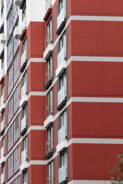 Kiracılar ve ev sahipleri için tasarlanmış konut birimlerinin yer aldığı çağdaş yüksek katlı apartman manzarası kentsel manzarayı vurguluyor.