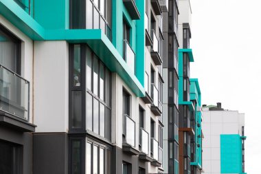 Yeni inşa edilen yüksek katlı daireler, potansiyel kiracıları ve alıcıları canlı tasarımı olan bir yerleşim bölgesinde çağdaş mimari sergiliyor..