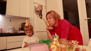 Evde neşeli bir doğum günü kutlaması yapılıyor. Bir anne, iki oğluyla kaliteli vakit geçirmekten zevk alıyor. Etrafı şenlikli süslemelerle çevriliyken oynayıp gülüyorlar..