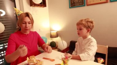 Bir anne, iki küçük oğluyla birlikte evde özel bir doğum günü kutlaması yapar. Atmosfer neşeli, birlikte eğlenceli anları paylaştıkça balonlarla süslenmiş..