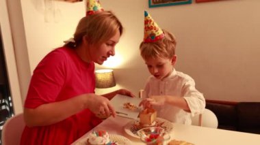 Yürekten bir doğum günü kutlaması bir annenin iki oğluyla iyi vakit geçirmesini sağlar. Gülüyorlar, pastalarını paylaşıyorlar ve samimi oturma odalarında birlikte güzel anılar yaratıyorlar..