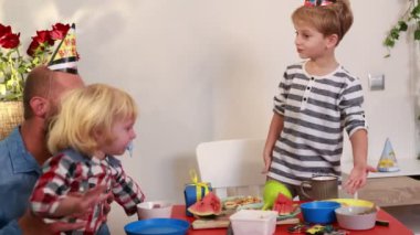 Bir baba ve küçük oğlu evlerinde keyifli bir doğum günü kutlamasını paylaşırlar. Aralarındaki bağın güçlenmesini sağlayan ödüller, kahkahalar ve içten anlardır..