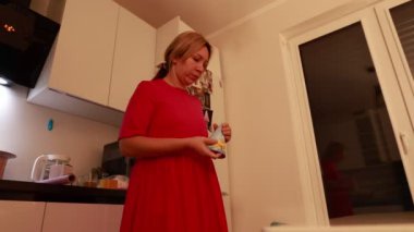 Aile mutfakta toplanır, bir anne iki oğluyla birlikte neşeli bir doğum günü kutlaması hazırlar, kahkahalar ve tatlı ikramları paylaşırlar..