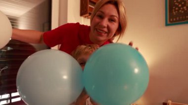 Bir anne, etrafında canlı balonlar ve sıcacık evlerinde kahkahalarla çevrili iki oğluyla birlikte harika anılar yaratarak yürek ısıtan bir doğum günü kutlaması yapar..