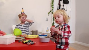 Bir baba ve oğlu, doğum günlerini kahkahalarla, lezzetli ikramlarla ve birlikte geçirdikleri kaliteli zamanlarla kutluyorlar. Oyunları ve lezzetli atıştırmalıkları severler..