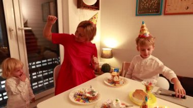 Bir anne doğum gününü iki oğluyla birlikte sevinçle kutlar. Lezzetli ziyafetlerin ve şenlikli dekorasyonların tadını çıkarırlar. Atmosfer kahkaha ve mutlulukla dolu..