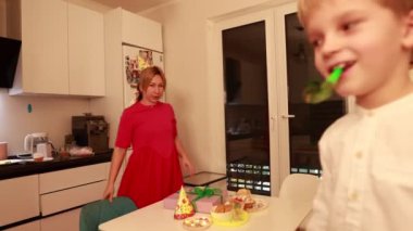 Sıcak bir mutfakta neşeli bir doğum günü kutlaması başlıyor. Bir anne ve iki oğlu ikramın, kahkahanın ve özel anların tadını çıkarmak için bir araya geliyorlar..