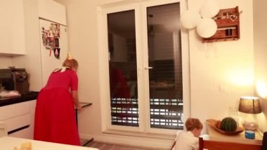Sevgi dolu bir anne, doğum gününü iki hevesli oğluyla sıcak evlerinde kutlamaya hazırlanır. Birlikte geçirdikleri özel anlardan zevk alırken kahkaha ve neşe havayı dolduruyor..