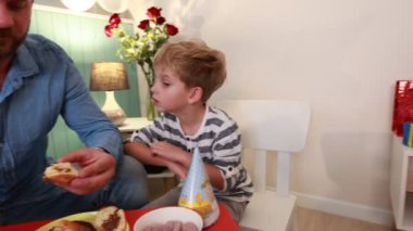 Bir baba ve oğlu evde unutulmaz bir doğum günü kutlamasını paylaşıyor. Lezzetli ziyafetlerin, eğlenceli dekorasyonların ve sıcak bir ortamda birlikte güzel vakit geçirmenin tadını çıkarıyorlar..