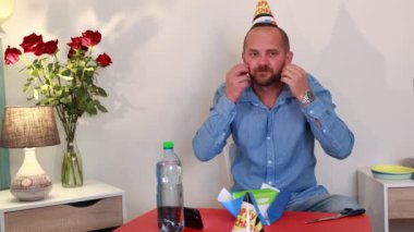 Bir baba ve oğul olarak iç açıcı bir kutlama gerçekleşiyor. Evde bir doğum günü kutlaması, süslemeleri, pastaları ve neşeli anları birlikte kutluyoruz..