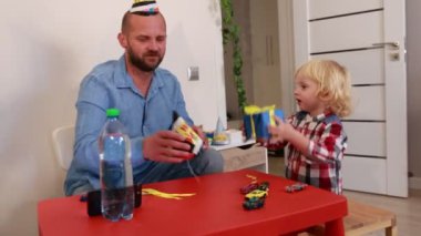 Bir baba ve oğul evde hatırlanmaya değer bir doğum günü kutlaması paylaşırlar, hediyeler ve eğlenceli aktivitelerle çevrili, birlikte kalıcı anılar yaratırlar..