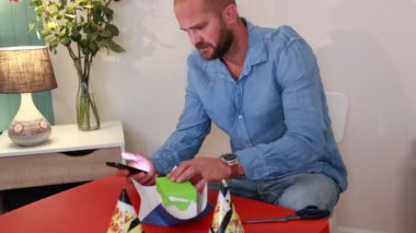 Bir baba evde oğluyla birlikte bir doğum günü kutlaması hazırlar. Neşeli anları paylaşıyorlar, hediyeleri açıyorlar ve birlikte kalıcı anılar yaratıyorlar..