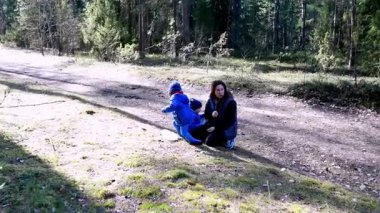 Bir anne ve çocuğu sakin bir ormandaki bir çimenlikte huzur içinde oturuyorlar. Sıcak güneşin altında birlikte kaliteli zaman geçirirken çevrelerinin güzelliğini kavrıyorlar..