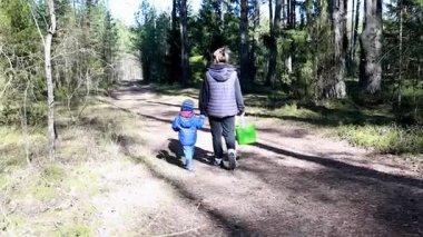 Bir kadın ve küçük bir çocuk orman yolunda el ele yürür, temiz havanın ve güneşin tadını çıkarırlar. Ormandan hazine toplamak için yeşil bir kova taşırlar..