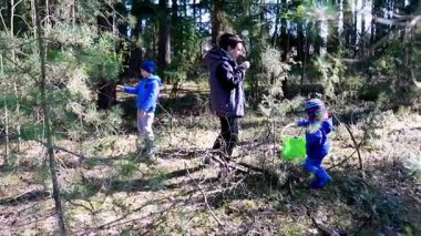 Bir anne ve iki çocuğu ormanda bir günün tadını çıkarıyorlar. Çubukları topluyorlar ve ağaçların arasında keşfe çıkıyorlar. Aydınlık bir öğleden sonra doğanın kıymetini biliyorlar..