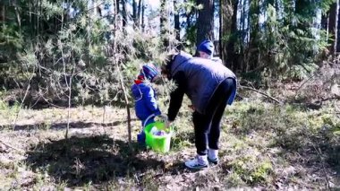 İki çocuk ormanda bir gün geçirip oyun oynarken doğayı keşfediyor ve öğreniyor. Çevreleriyle etkileşime geçip ağaçların altında yeni şeyler keşfediyorlar..