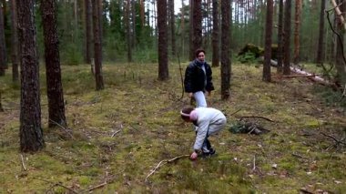 Yetişkinler huzurlu bir sonbahar atmosferinde neşeli anları yakalarken, iki çocuk uzun ağaçlarla çevrili yemyeşil bir ormanı eğlenceli bir şekilde keşfediyorlar. Doğa onları uyum içinde sarıyor..