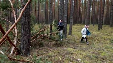 İki birey kış ormanlarında huzurlu bir deneyimin tadını çıkarırlar, doğal çevreyle iç içe olurlar ve uzun ağaçlar arasındaki çevreyi gözlemlerler..