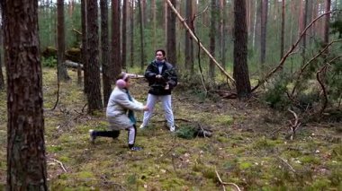 İki arkadaş sakin bir ormanı keşfeder, açık hava oyunlarına katılır ve yüksek ağaçlar, zengin yeşillikler ve düşmüş dallarla çevrili gevrek havanın tadını çıkarırlar..