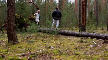 İki arkadaş sakin bir ormanda geziniyor, sohbet etmek ve yemyeşil havanın tadını çıkarmak için mola veriyorlar. Kahkaha ve sohbet etraflarındaki güzelliği kucakladıkça havayı doldurur..