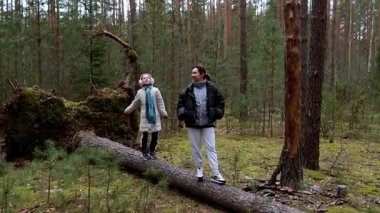 İki çocuk sakin bir orman ortamında eğlenceli bir keşfe girişiyor. Düşen kütüklere tırmanmayı ve huzurlu bir ortamda doğanın güzelliğini keşfetmeyi seviyorlar..