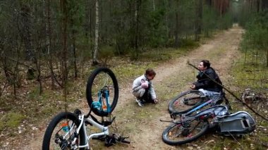 İki arkadaş sakin bir orman patikasında bisiklet sürerken mola veriyor. Çevrelerinde doğa varken, bisikletleri yerde dinlenirken sohbet ediyorlar. Hafif bir soğuk havayı dolduruyor..