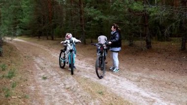 Bir anne ve çocuğu bisiklet sürerken orman yolunda duraklarlar. Etrafları uzun ağaçlarla çevrili, sakin açık havada bir neşe anlarını paylaşıyorlar. Birlikte doğayı keşfetmek için huzurlu bir gün..