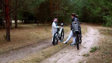 İki arkadaş sakin bir orman ortamında bisiklet sürerken mola verir. Etrafları uzun ağaçlarla çevrili, barışçıl sonbahar atmosferinde birbirlerine eşlik etmekten hoşlanırlar..