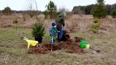 Aileler serin bir günde açık hava aktivitelerinin keyfini çıkarırlar, kırsal bölgelere ağaç dikerler. Evcil hayvanlar bölgeyi keşfederken bir çocuk kazıda bir yetişkine yardım ediyor..