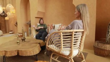 İki insan, doğal doku ve renklerle dolu sıcak ve davetkar bir ortamda tartışmaya girişirler. Fikirlerini paylaştıkça ve anlamlı bir şekilde bağlandıkça rahatça oturabiliyorlar..