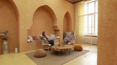 Arkadaşlar, doğal dekorun yer aldığı sıcak renkli bir odada rahat bir tartışmaya girişirler. Davetkar atmosfer onların bağlanma deneyimini arttırır ve sakin bir ortam yaratır..