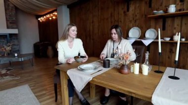 İki arkadaş kırsal bir kulübede birlikte sıcak bir öğleden sonra geçiriyorlar, çay ve şekerlerin tadını çıkarıyorlar. Samimi ortam, yumuşak ışıklandırma ve ahşap dekorla gelişir..