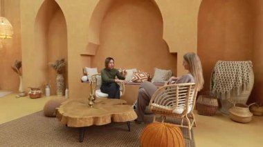 İki birey, doğal elementlerle dolu sıcak tonlu bir alanda düşünceli bir sohbete girişiyor. Eşsiz tasarım, tartışma için rahat bir ortam yaratıyor..