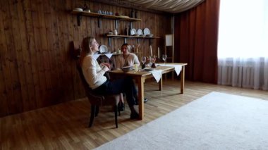 İki arkadaş, kırsal bir yemek odasındaki ahşap bir masada otururken canlı bir tartışmaya girişirler. Sıcak atmosfer, pencereden akan doğal ışıkla güçlenir..