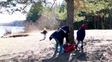 Bir aile, çocukların ağaçların altında oynadığı gölün kenarında güneşli bir öğleden sonra geçirir. Bir anne çocuğuna yardım ederken başka bir çocuk bölgeyi keşfedip neşeli anılar yaratıyor..