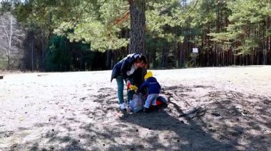 Huzurlu bir orman ortamında, bir anne ve küçük çocuğu açık hava macerasına girişir, doğal çevreyi keşfeder ve sıcak güneşin altında bir şeyler toplarlar..