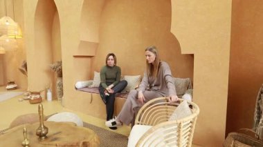 İki kadın rahat bir salonda otururlar. Toprak renkler ve desenli dekorlarla süslenirler. Yoğun bir tartışma içindeler. Rahat bir ortamda iletişim ve anlayışı vurguluyorlar..